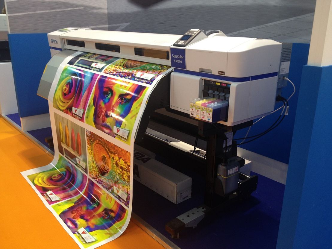 Impresora imprimiendo varios posters